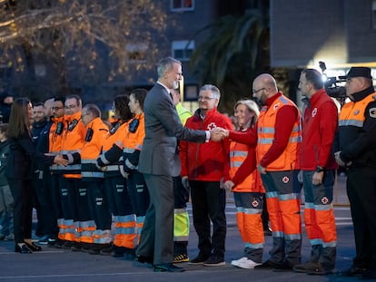 Los Reyes, durante su visita a la zona del edificio incendiado en Valencia este lunes.