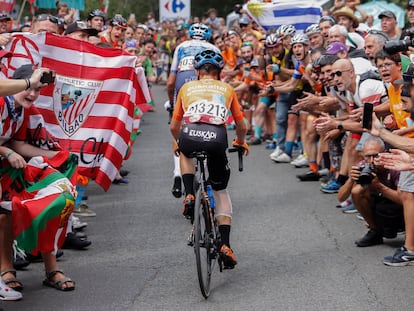 La afición vasca al ciclismo, volcada durante una etapa de La Vuelta, anima a un corredor del Euskaltel-Euskadi.