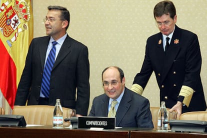 Antonio Vitorino (sentado), junto al presidente de la comisión, Paulino Rivero (izquierda).