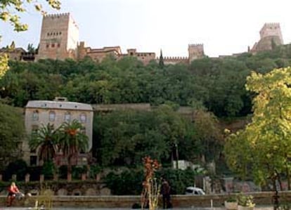 Borde izquierdo del río Darro, con el Hotel Reuma y la Alhambra al fondo.