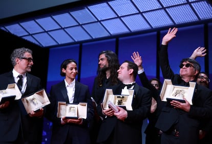 Todos los ganadores del Festival de Cannes 2025 posan con sus galardones.