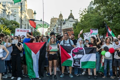 Manifestantes lanzan soflamas contra Israel a la altura de Cibeles. 