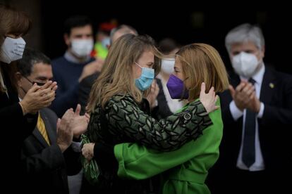 Serret y Forcadell, se abrazan este viernes en el Parlament.