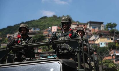 Militares patrulham o complexo do Lins, nesta terça.