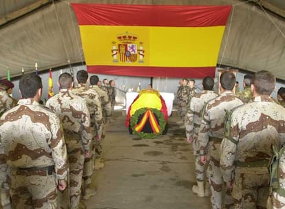 Vista del féretro de la soldado Idoia Rodríguez durante el acto de honras fúnebres al que asistieron todas las tropas destacadas al mando del general Antonio Satta, jefe del Mando Regional Oeste de la Fuerza para la Asistencia a la Seguridad (ISAF), en la base española de Herat (Afganistán). El avión militar con el cadáver partió después rumbo a España con escala en Kirguizistán.