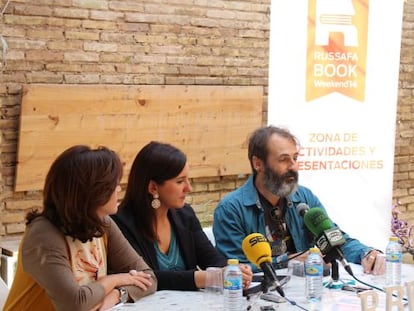 La directora general Marta Alonso, la consejera María José català y el librero Ximo Rochera.