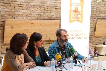 La directora general Marta Alonso, la consejera María José català y el librero Ximo Rochera.