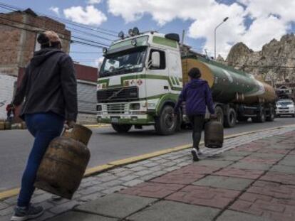 El desabastecimiento de combustible y carne eleva la tensión en La Paz. Al menos ocho personas han muerto en nuevos enfrentamientos entre manifestantes y las fuerzas de seguridad