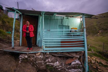 Isleni Pérez en el frente de su casa en la localidad de Ciudad Bolívar.