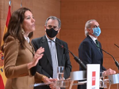 El consejero de Educación y portavoz, Enrique Ossorio, en el centro, junto a la consejera de Presidencia, Eugenia Carballedo, y el de Sanidad, Enrique Ruiz Escudero, durante la comparecencia,