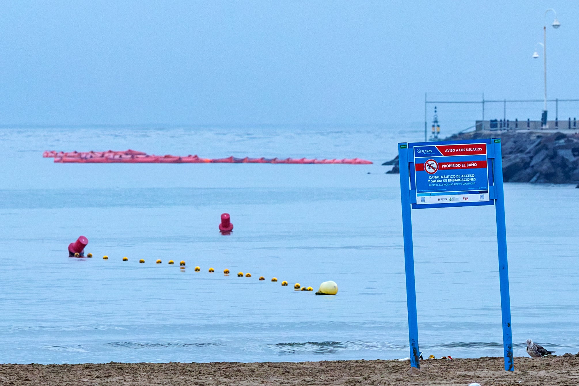 Última hora de la entrada de inmigrantes a Ceuta | La Guardia Civil empieza a colocar una nueva barrera marítima en el dique sur de Melilla