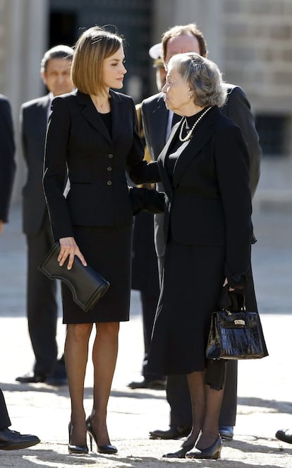 La reina Letizia conversa con Ana de Francia, viuda del infante Carlos de Borbón-Dos Sicilias.