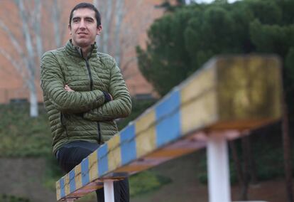 Arturo Casado, en el obstáculo del CAR junto al que se entrena el grupo de Arturo Martín.