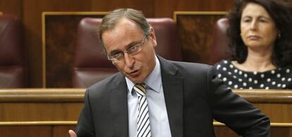 El ministro de Sanidad, Alfonso Alonso, durante su intervención en la sesión de control al Gobierno celebrada hoy en el Congreso.