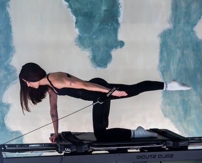 Una mujer haciendo pilates en una máquina de Solid Studio, en una imagen cedida.