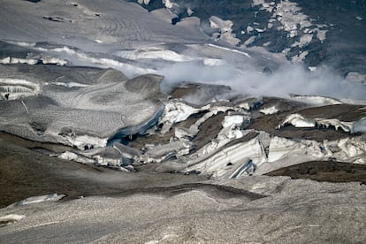 Vista de la nieve derretida por el calor desprendido por la erupción.