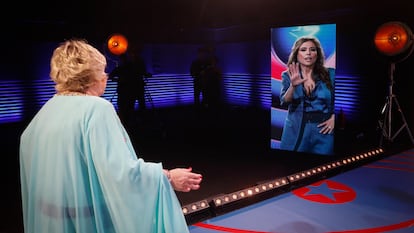La cantante Karina, de espaldas, charla con la presentadora Marta Flich antes de entrar en 'GH VIP 8'.