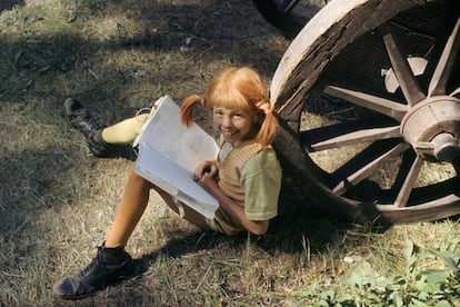 'Pippi Calzaslargas' (1969). La pelirroja incorformista –creada en 1945 por la escritora Astrid Lindgrenque– que desafiaba a los adultos se ha convertido en icono para varias generaciones. Nos hizo soñar con la libertad de vivir solos, caminar hacia atrás, cocinar en el suelo o montar a caballo. ¿Quién no quiso ponerse en la piel Tommy o de Annika para liarla junto a la traviesa niña de trenzas infinitas?