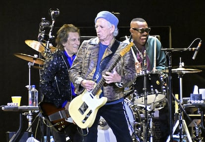  Ronnie Wood (izquierda), Keith Richards y Steve Jordan, el batería que ha reemplazado a Charlie Watts tras su muerte en 2021.