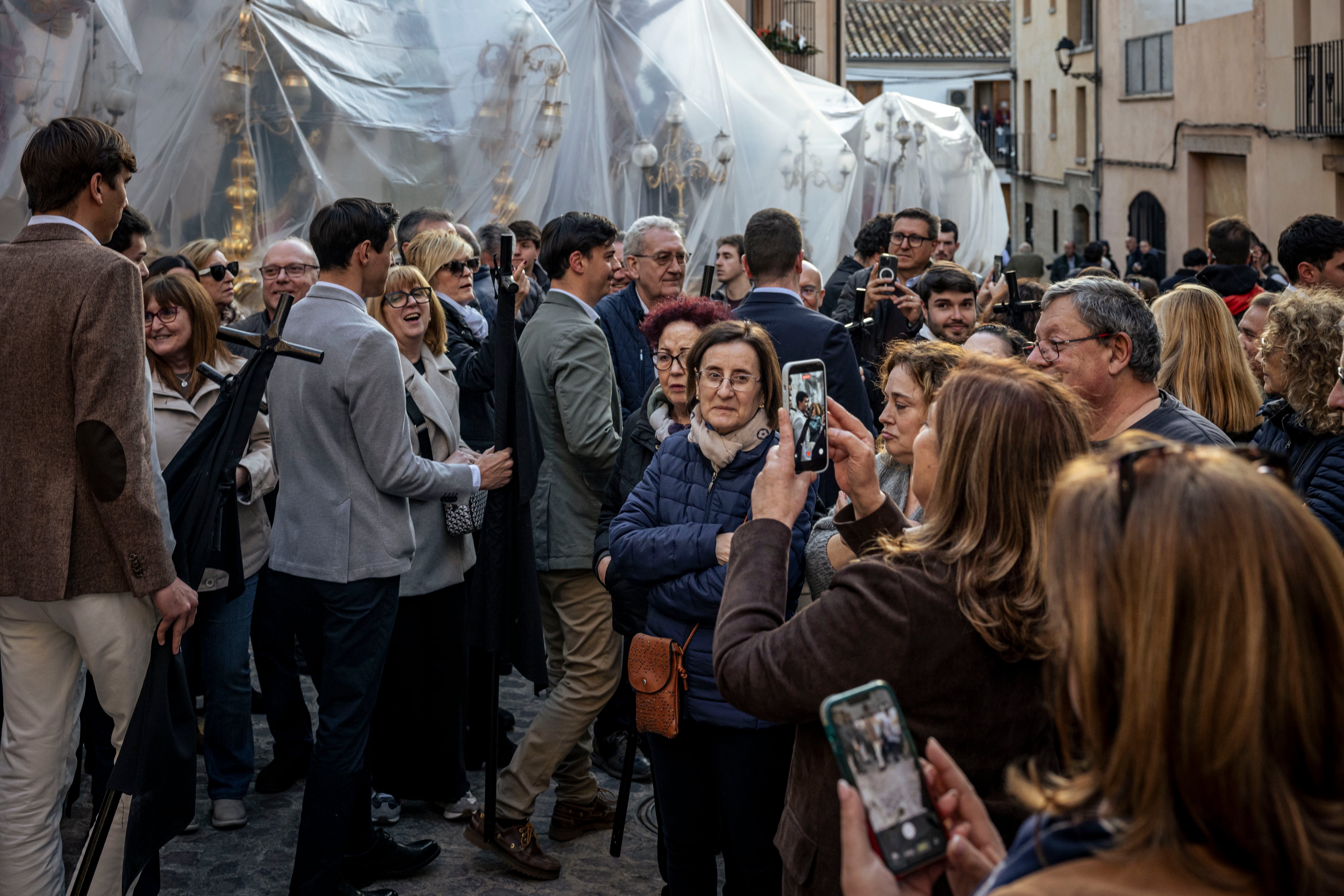 Algunos de los asistentes a la asamblea de la cofradía del pasado domingo, tras abrirse las puertas de la ermita y juntarse con la gente que estaba esperando en la calle en Sagunto.