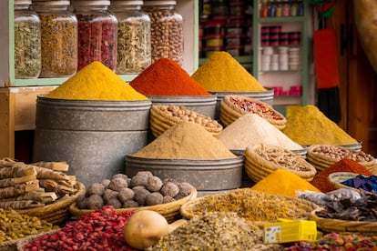 Especias multicolores en un puesto de la plaza de Jemaa el-Fna en Marraquech.