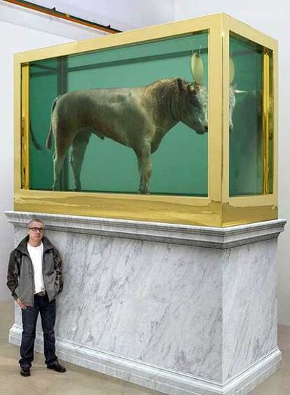 Damien Hirst, ante su obra <i>El becerro de oro,</i> que hoy se subasta en Londres.