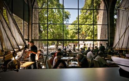 Restaurante Norai, en el Raval de Barcelona, un proyecto del Museo Marítimo en las naves de las Atarazanas Reales.