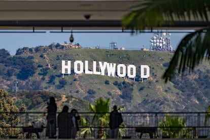 Vista del letrero de Hollywood desde Hollywood & Highland, California. 