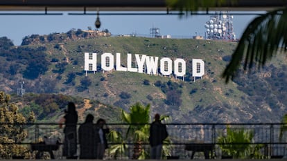 Vista del letrero de Hollywood desde Hollywood & Highland, California.