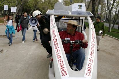 Activistas participan en una marcha contra el cambio clim&aacute;tico en el centro de Santiago (Chile).  