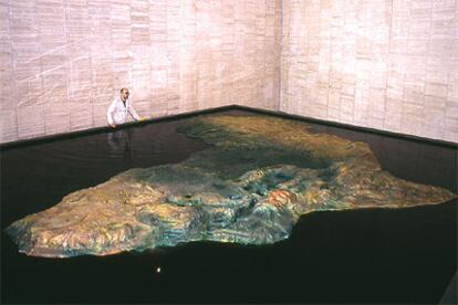 'Emergencia', obra del chileno Alfredo Jaar, en su instalación en el Musac.