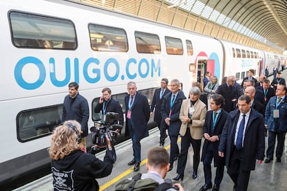 El presidente de OUIGO España y director de TGV-Intercités, Alain Krakovitch (c), junto a la directora general de OUIGO, Hélène Valenzuela (3d), durante el acto de inauguración del nuevo trayecto entre Madrid, Córdoba y Sevilla, este martes en la estación de Sevilla-Santa Justa.