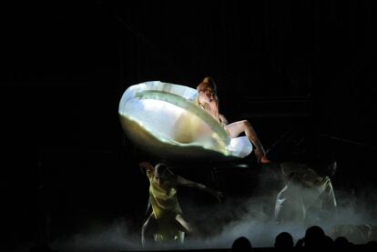 La omnipresente Gaga sale de un huevo durante el estreno mundial en vivo de su nuevo sencillo, 'Born this way'. La cantante, que estaba nominada a seis trofeos, se alzó con tres antes del final de la ceremonia: Mejor album vocal pop por 'The Fame Monster', Mejor video musical corto y Mejor interpretación vocal femenina por 'Bad Romance'.