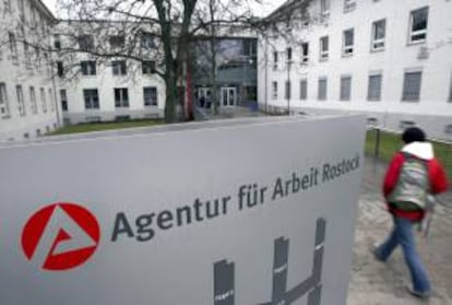 Una persona entrando en una Agencia de Empleo en Rostock, Alemania. EFE/Archivo