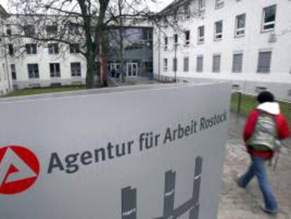 Una persona entrando en una Agencia de Empleo en Rostock, Alemania. EFE/Archivo