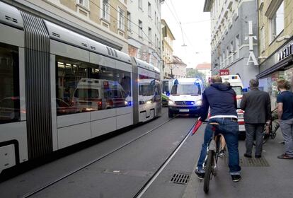 Más de 60 ambulancias han acudido hasta el lugar de los hechos para atender a los heridos . 