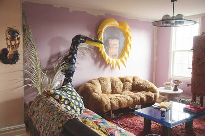 En el salón del 'flat' de Misha Kahn y su pareja, Nick Haramis, director de la revista 'Interview', en Greenpoint (Nueva York), un espejo hinchable, junto a un sofá de peluche y una lámpara que puede parecer una jirafa jorobada. |