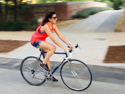 Elisabeth Sánchez montando en bicicleta, en una fotografía cedida por ella.