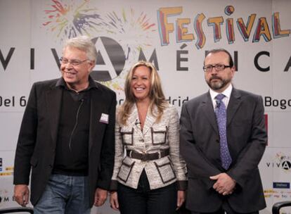 Felipe González, Trinidad Jiménez y William Ospina, ayer, durante el encuentro que mantuvieron en Madrid.