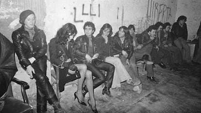 La Banda Trapera del Río en 1977 con unos amigos. Morfi Grei es el tercero por la izquierda. Imagen procedente del libro 'Esculpidos de la mano de Dios', de Jaime Gonzalo.