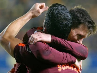 Messi y Luis Su&aacute;rez se abrazan tras uno de los goles.