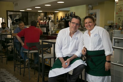 Miguel Ángel Martín y Pilar Montalbán en su restaurante Casa Sotero, en Madrid