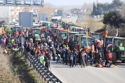 Agricultores de Girona cortan la N-II, esta mañana, con motivo de la huelga convocada este 21 de febrero contra el juicio de los dirigentes independentistas en el Tribunal Supremo.