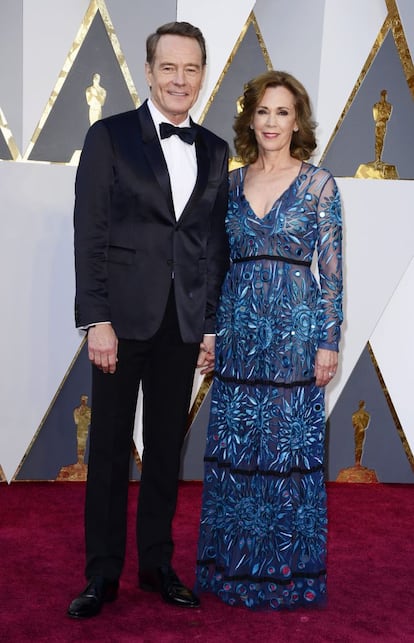 Protagonista de ‘Trumbo’, Bryan Cranston chega ao tapete vermelho do Oscar acompanhado de sua esposa, a também atriz Robin Dearden. Vestido com um smoking preto clássico e camisa branca. O ator da bem-sucedida série ‘Breaking Bad’ foi indicado pela primeira vez um prêmio da Academia. O ator briga pela estatueta de melhor ator por seu papel como Dalton Trumbo, um dos melhores roteiristas de Hollywood da década de quarenta que, por sua ideologia comunista, entrou na lista negra da Comissão de Atividades Antiamericanas e ficou sem trabalho.

Cranston, de 59 anos, e Dearden, de 62 anos, são casados há 27 anos, e são pais de Taylor, de 23 anos, que também quer ser atriz.