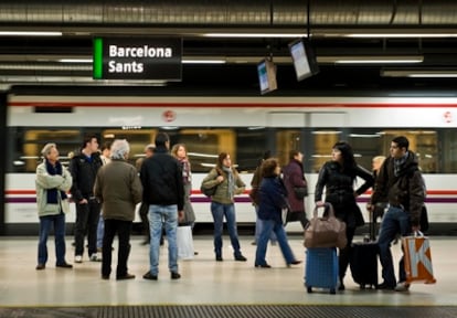 Pasajeros en la estación de Barcelona-Sants afectados por el conflicto entre Renfe y los maquinistas.