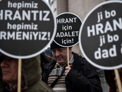 Manifestantes con pancartas en las que se lee "Todos somos Hrant, todos somos armenios" y "Por Hrant, por la Justicia" frente al tribunal de Çaglayan el pasado 16 de enero.