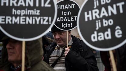 Manifestantes con pancartas en las que se lee "Todos somos Hrant, todos somos armenios" y "Por Hrant, por la Justicia" frente al tribunal de Çaglayan el pasado 16 de enero.