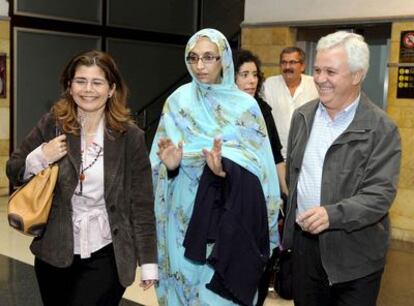 Aminetu Haidar, ayer a su llegada al aeropuerto de Las Palmas.