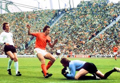 7 de julio de 1974. El portero Sepp Maier atrapa el disparo del holandés Johan Cruyff ante su compañero Franz Beckenbauer en la final Alemania Federal (2)-Países Bajos (1), en el estadio Olímpico de Múnich.