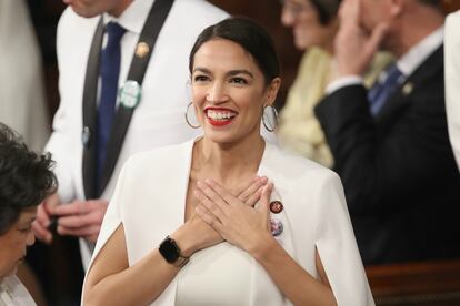 Ocasio-Cortez opta por labios rojos y aros grandes en numerosas ocasiones, como en febrero de 2019.